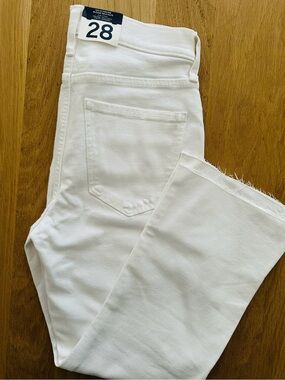 NWT GAP White Women's HR Flare Jeans - Raw Hem 28 petite